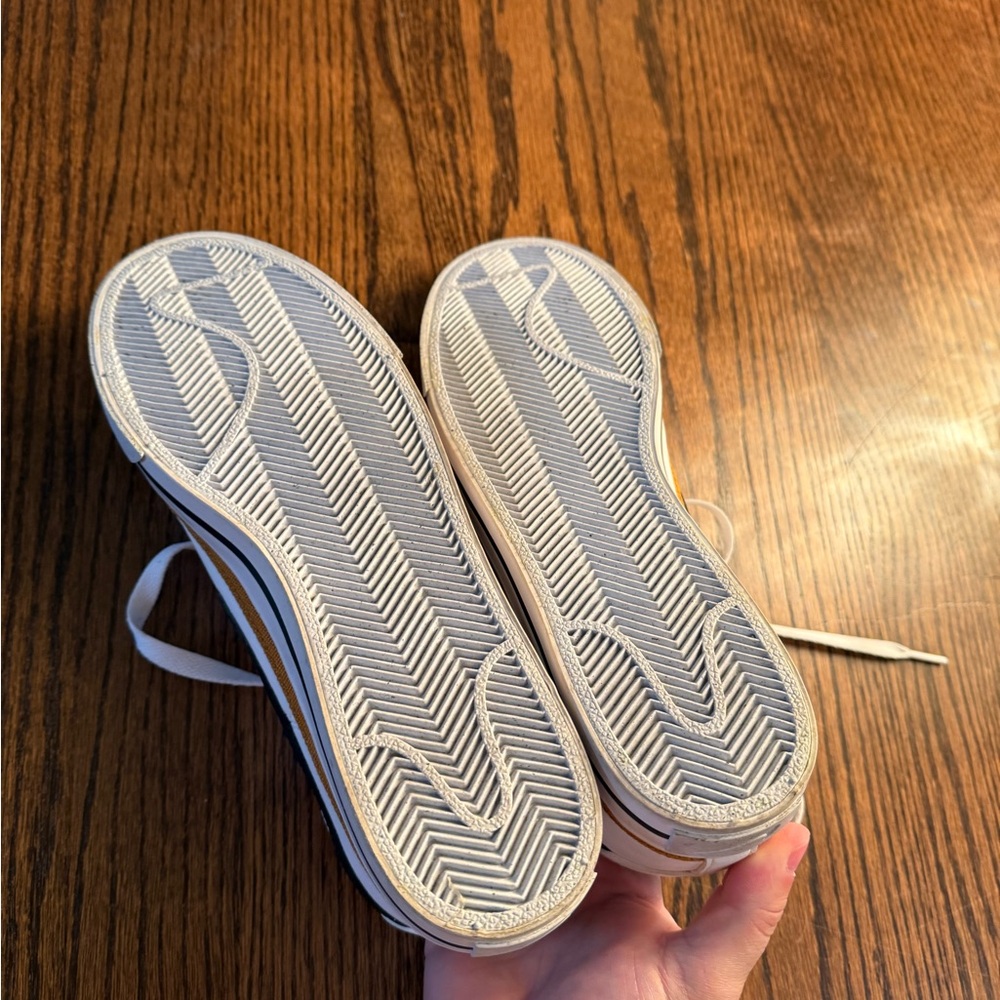 Nike White and Gold Sneakers with Black Logo - Picture 4 of 6